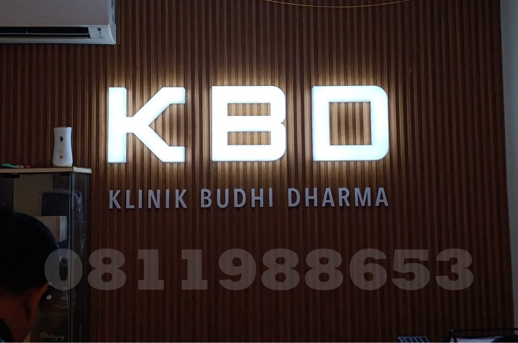 huruf timbul akrilik LED Klinik Budhi Dharma KBD warna putih elegan untuk lobby klinik di Jakarta