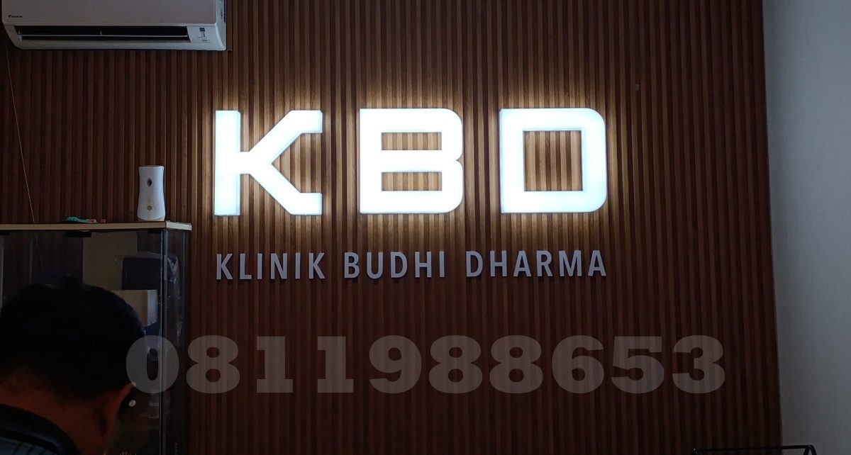 huruf timbul akrilik LED Klinik Budhi Dharma KBD warna putih elegan untuk lobby klinik di Jakarta