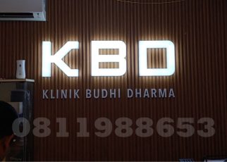 huruf timbul akrilik LED Klinik Budhi Dharma KBD warna putih elegan untuk lobby klinik di Jakarta