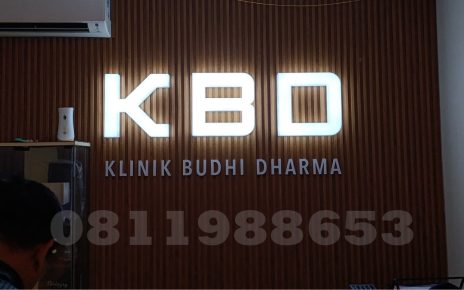 huruf timbul akrilik LED Klinik Budhi Dharma KBD warna putih elegan untuk lobby klinik di Jakarta