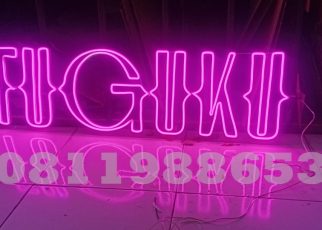 Neon flex custom tulisan FUGUKU warna pink LED terang dengan backing akrilik transparan untuk branding cafe dan bar