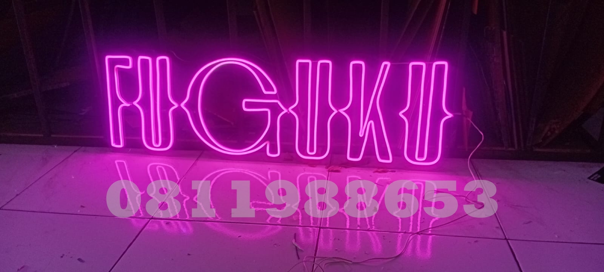 Neon flex custom tulisan FUGUKU warna pink LED terang dengan backing akrilik transparan untuk branding cafe dan bar