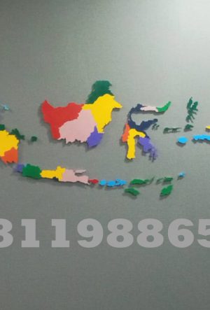 Peta Indonesia akrilik custom warna-warni dengan potongan provinsi presisi untuk dekorasi dinding kantor