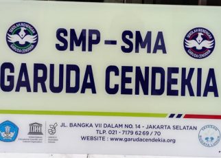 Papan nama sekolah SMP SMA Garuda Cendekia bahan akrilik custom Jakarta