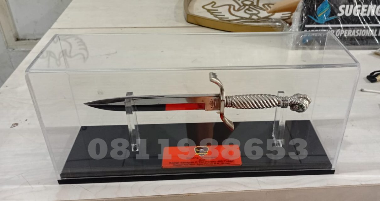 Box akrilik miniatur pisau custom dengan dudukan akrilik dan base hitam untuk display koleksi souvenir atau benda bersejarah