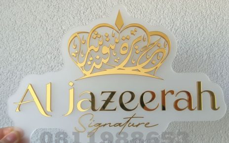 Huruf timbul akrilik gold mirror Al Jazeerah Signature dengan desain mahkota kaligrafi Arab elegan