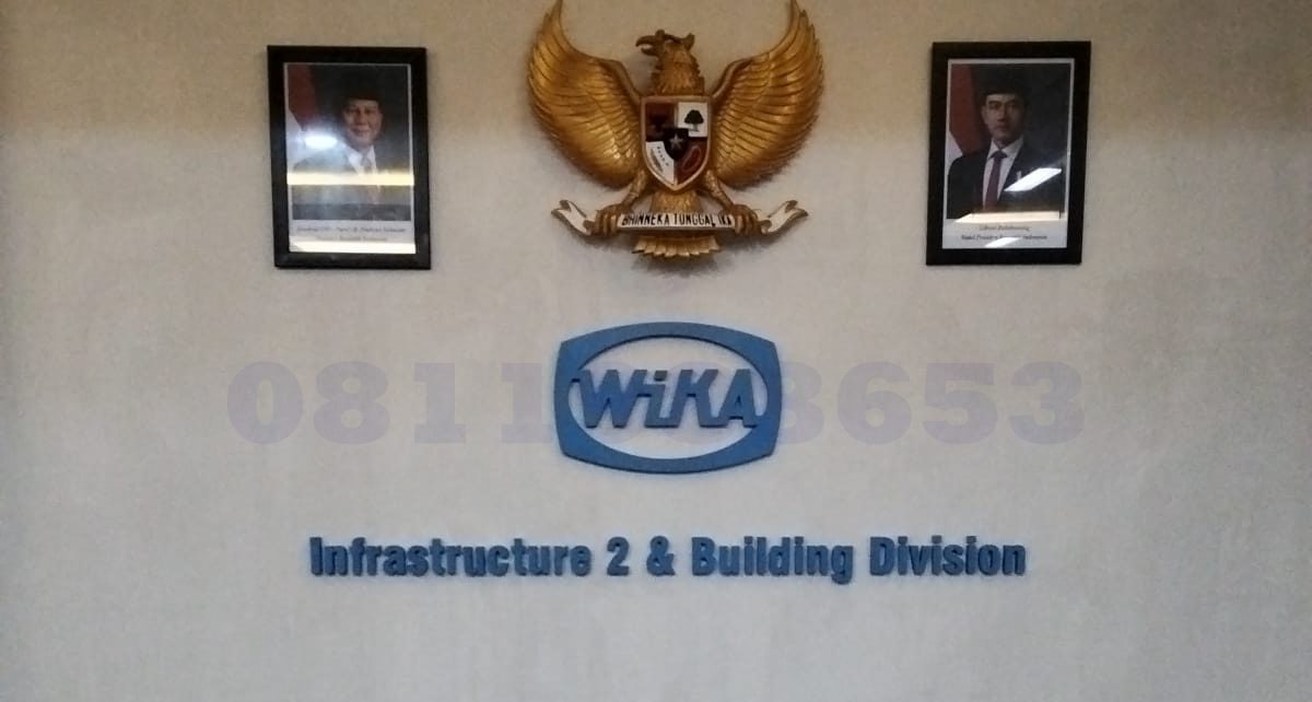 signage akrilik 3D branding kantor profesional interior elegan