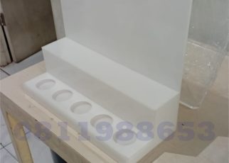 display akrilik kosmetik putih custom lubang presisi