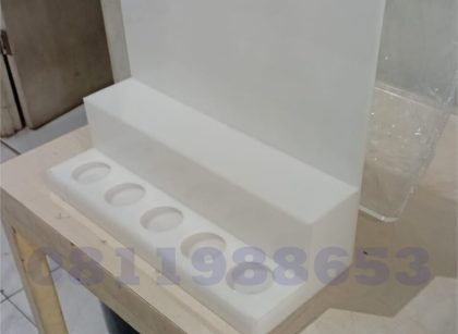 display akrilik kosmetik putih custom lubang presisi