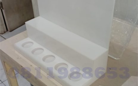 display akrilik kosmetik putih custom lubang presisi