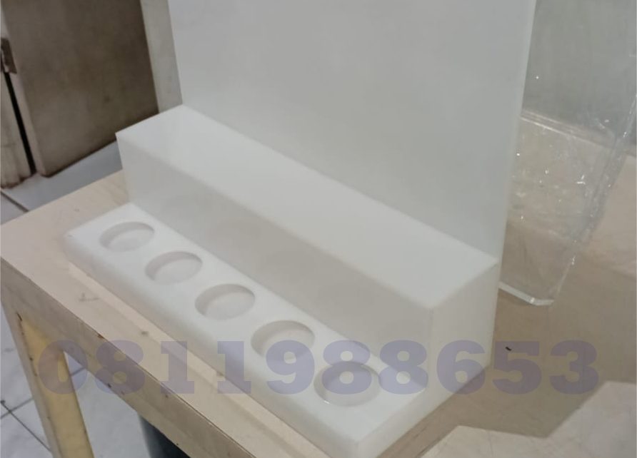display akrilik kosmetik putih custom lubang presisi