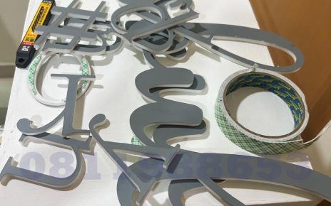 cutting akrilik presisi huruf signage