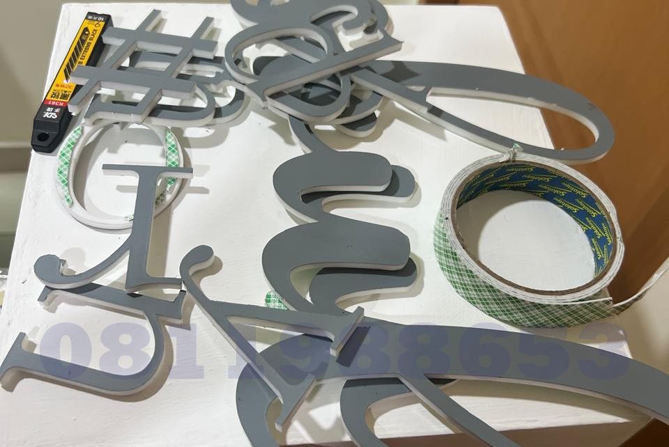 cutting akrilik presisi huruf signage