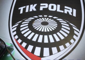 neon box akrilik tik polri custom led premium neon box logo custom hitam putih elegan papan nama akrilik bercahaya desain instansi resmi