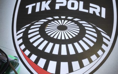 neon box akrilik tik polri custom led premium neon box logo custom hitam putih elegan papan nama akrilik bercahaya desain instansi resmi