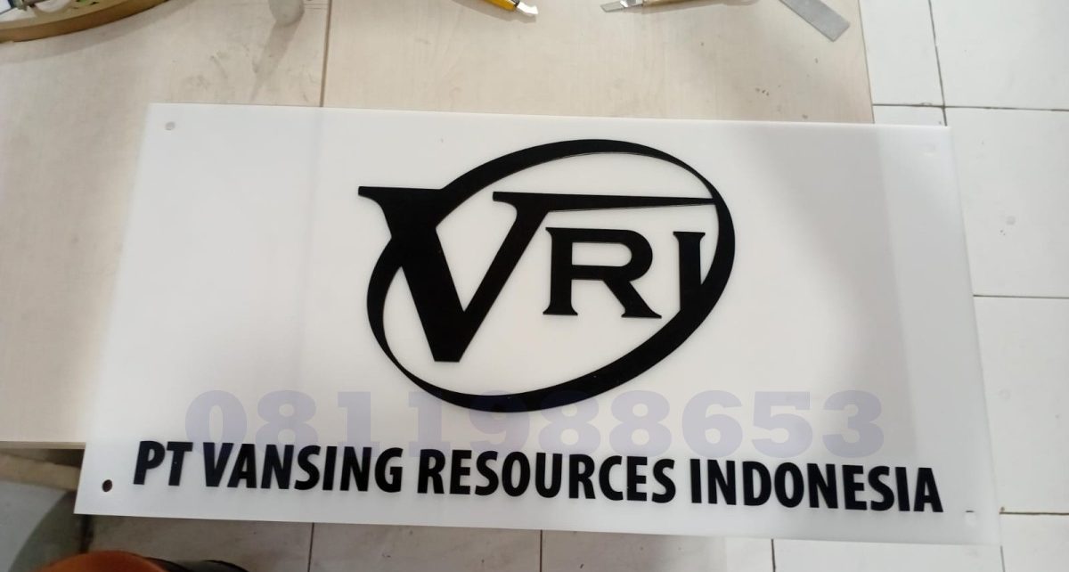 papan nama kantor akrilik custom elegan