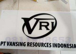 papan nama kantor akrilik custom elegan