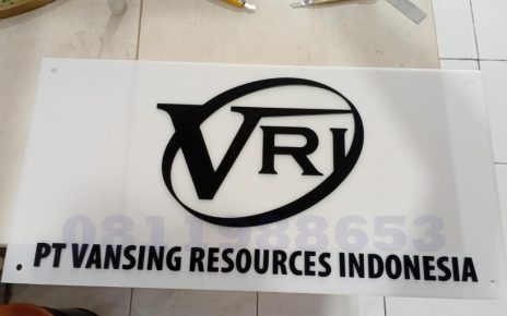 papan nama kantor akrilik custom elegan