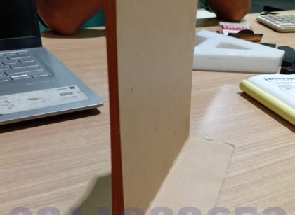 dudukan menu akrilik A4 standing display