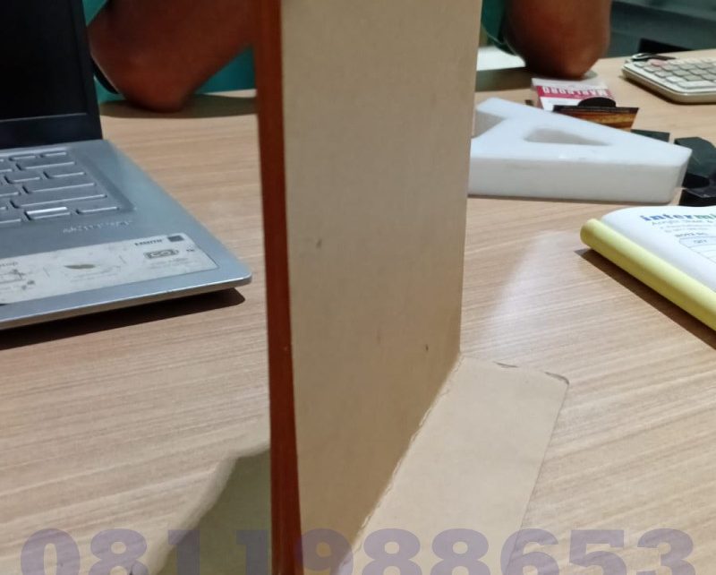 dudukan menu akrilik A4 standing display