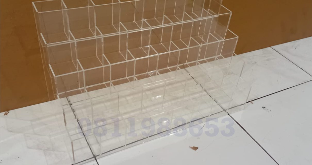 rak display akrilik sekat transparan bertingkat