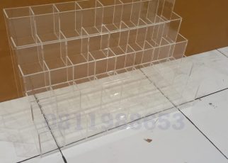 rak display akrilik sekat transparan bertingkat