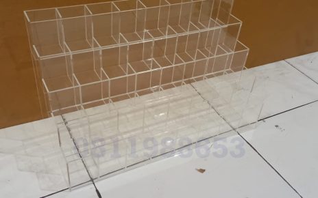 rak display akrilik sekat transparan bertingkat