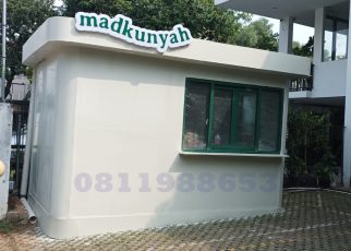 Huruf timbul akrilik Madkunyah dengan lampu LED putih terpasang pada fasad bangunan modern.