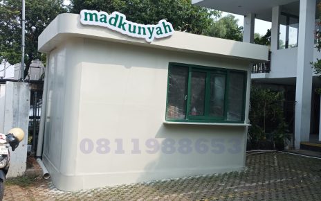 Huruf timbul akrilik Madkunyah dengan lampu LED putih terpasang pada fasad bangunan modern.