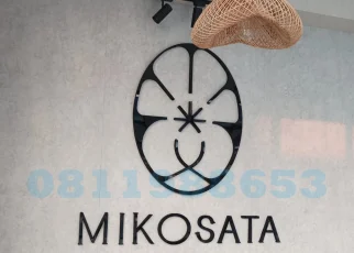 Huruf timbul akrilik hitam custom logo MIKOSATA untuk interior kantor modern Signage kantor menggunakan huruf timbul akrilik custom