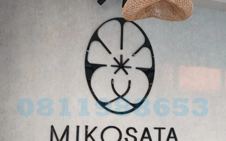 Huruf timbul akrilik hitam custom logo MIKOSATA untuk interior kantor modern Signage kantor menggunakan huruf timbul akrilik custom