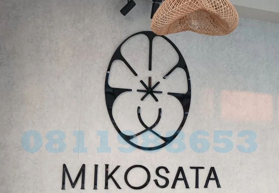 Huruf timbul akrilik hitam custom logo MIKOSATA untuk interior kantor modern Signage kantor menggunakan huruf timbul akrilik custom
