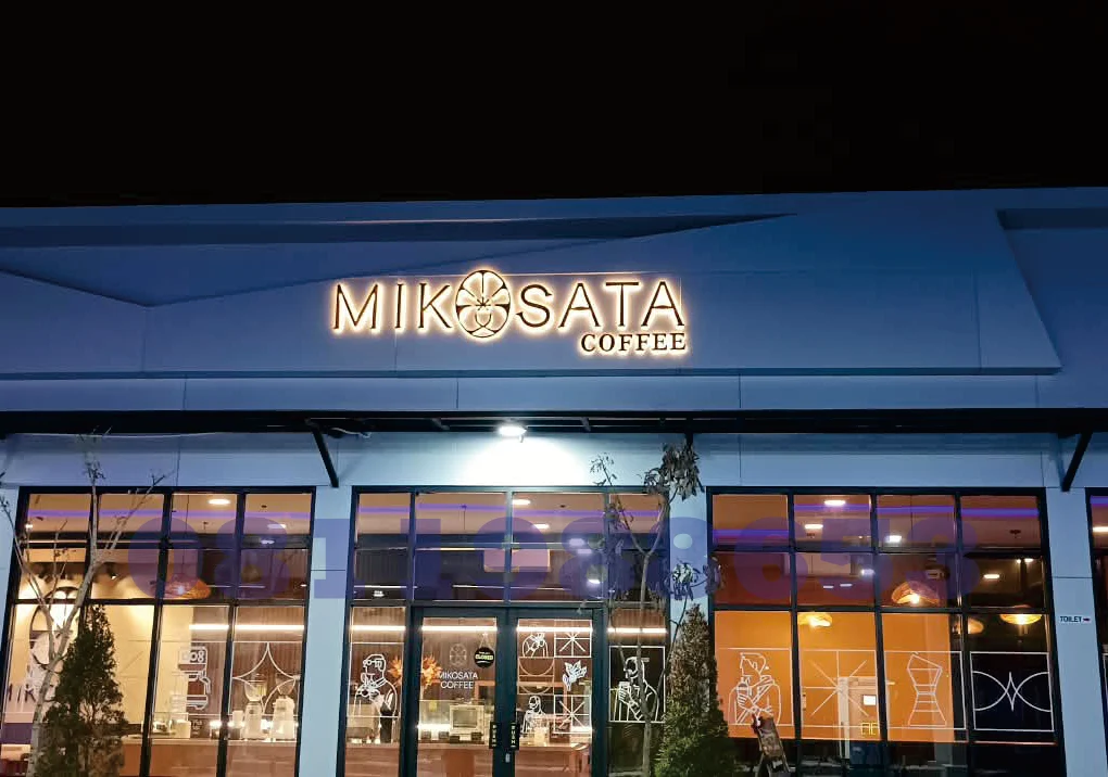 Huruf timbul LED Mikosata Coffee pada fasad coffee shop