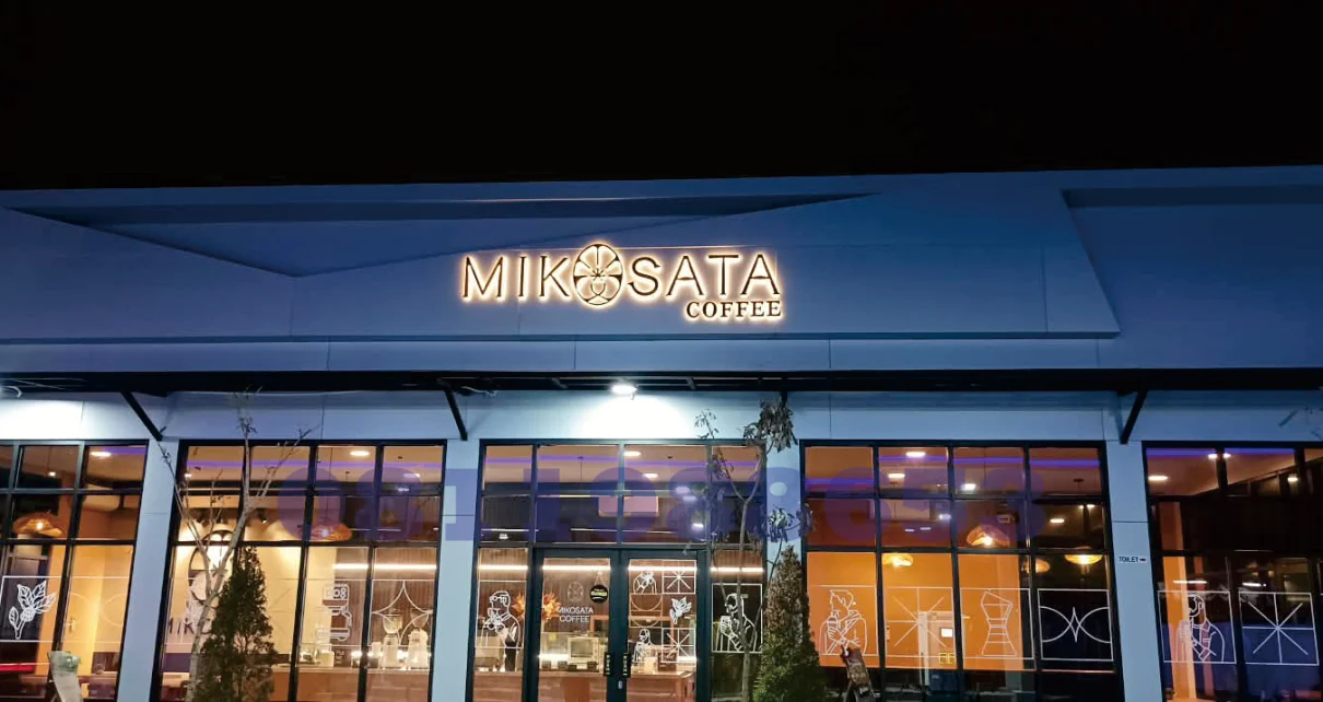 Huruf timbul LED Mikosata Coffee pada fasad coffee shop
