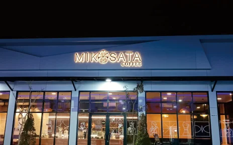 Huruf timbul LED Mikosata Coffee pada fasad coffee shop